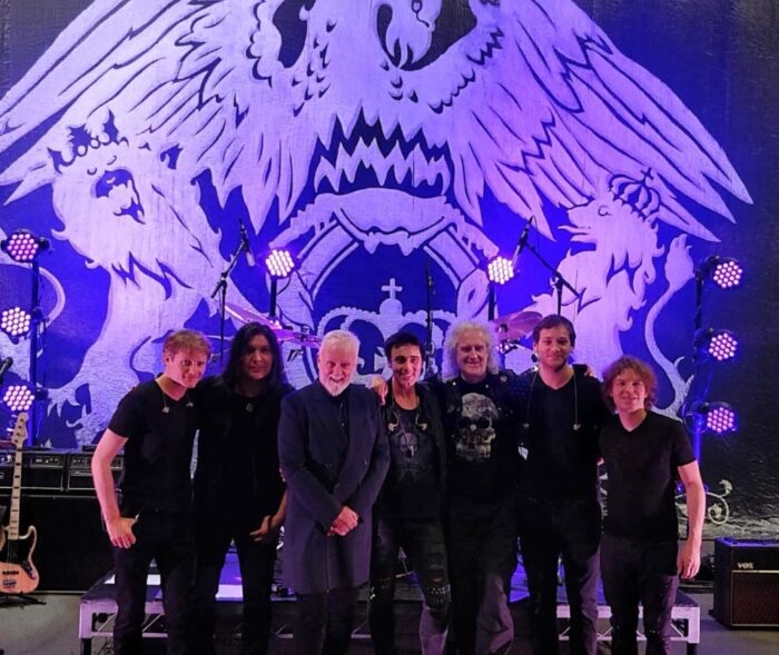 Alírio Netto com integrantes do Queen Extravaganza no palco